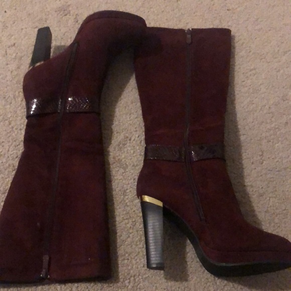 Burgundy boots with gold trip on heels. In very good condition, worn once - Picture 2 of 2